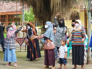 Bupati Banyuwangi Kampanyekan Vaksinasi dengan Senam Bareng Lansia