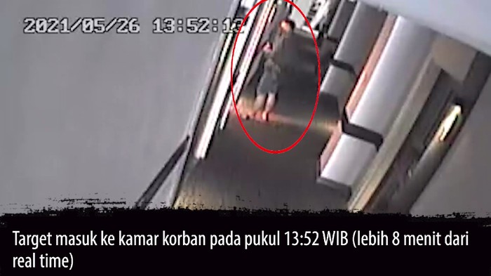 Detik-detik pelaku pembunuhan wanita di hotel di Menteng terekam CCTV, Rabu (25/5/2021). Foto tangkapan layar CCTV hotel dari Kasat Reskrim Polres Metro Jakarta Pusat AKBP Teuku Arsya Khadafi.