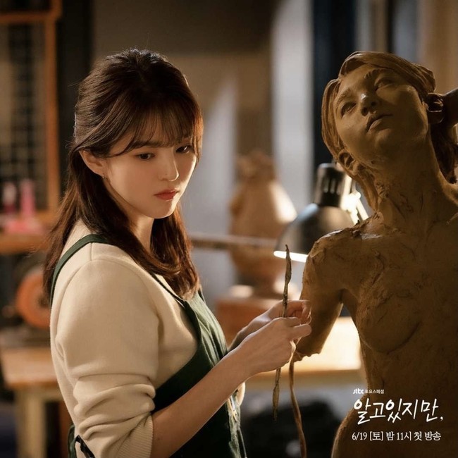 Sementara Han So Hee berperan sebagai Yoo Na Bi, mahasisi jurusan Seni yang memiliki trauma di masa lalu. Ia diselingkuhi oleh cinta pertamanya. Foto: dok. JTBC