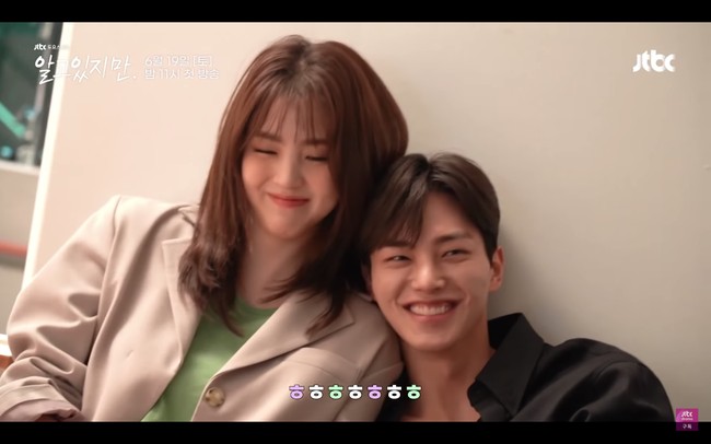 Song Kang dan Han So Hee pun terlihat malu-malu saat pemotretan untuk poster Nevertheless. Alhasil, penggemar dibuat baper melihat interaksi keduanya. Foto: dok. YouTube JTBC Drama