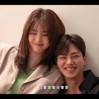 Song Kang dan Han So Hee pun terlihat malu-malu saat pemotretan untuk poster Nevertheless. Alhasil, penggemar dibuat baper melihat interaksi keduanya. Foto: dok. YouTube JTBC Drama