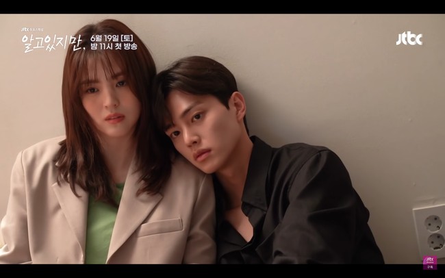 Penggemar akan melihat sisi lain Han So Hee yang jadi pelakor di The World of the Married. Dan Song Kang kembali jadi playboy seperti di Love Alarm. Foto: dok. YouTube JTBC Drama