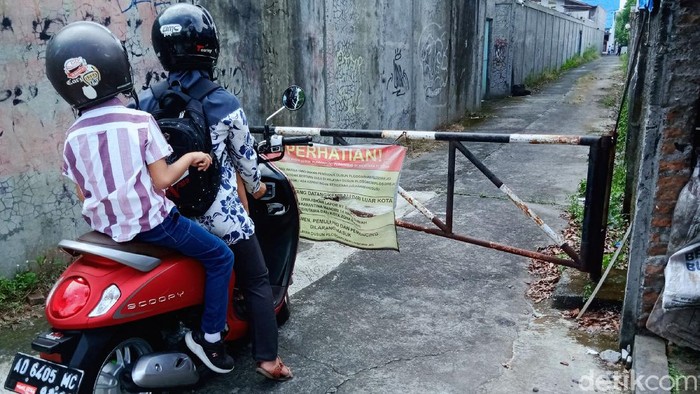Dua wilayah RT di Klaten, Jawa Tengah, berstatus zona merah penyebaran virus Corona atau COVID-19 dari klaster halalbihalal. Kini suasana di dua RT itu tampak sepi.