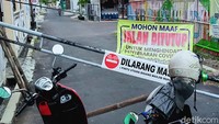 Zona merah di dua RT itu terjadi setelah jumlah kasus dari klaster halalbihalal itu terus bertambah dari 57 menjadi 67 kasus positif.