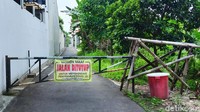 Semua pintu gang ditutup dan hanya satu dibuka dengan penjagaan ketat satgas kecamatan dan desa. 