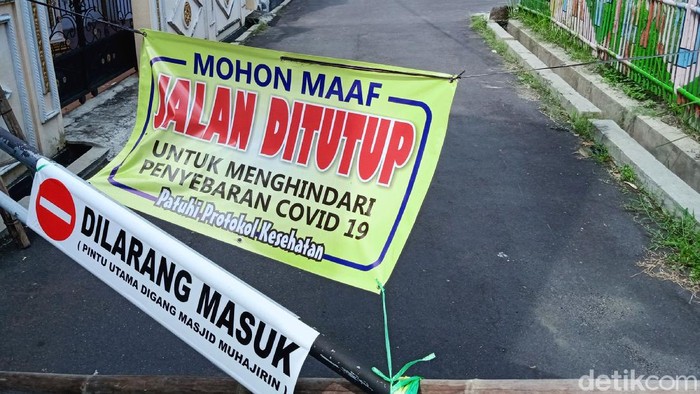 Dua RT di Klaten Masuk Zona Merah, Begini Suasananya Dua wilayah RT di Klaten, Jawa Tengah, berstatus zona merah penyebaran virus Corona atau COVID-19 dari klaster halalbihalal. Kini suasana di dua RT itu tampak sepi.