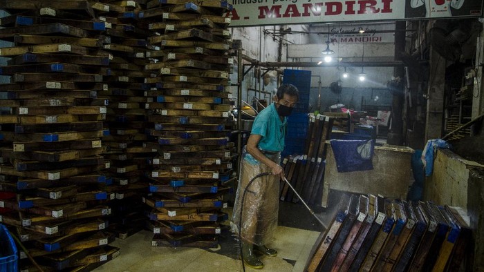 Pekerja merapikan alat produksi saat aksi mogok pabrik pembuatan tahu di Sentra Industri Perajin Tahu Cibuntu, Bandung, Jawa Barat, Jumat (28/5/2021). Seluruh Industri Perajin Tahu di kawasan tersebut melakukan aksi mogok produksi mulai dari 28 mei hingga 30 mei akibat tingginya harga bahan baku kedelai yang mencapai Rp11 ribu sehingga mengganggu biaya produksi dan harga penjualan tahu ke masyarakat. ANTARA FOTO/Novrian Arbi