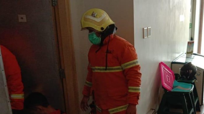 Teknisi Hotel Ibis Malang tewas terjepit lift. Teknisi senior dari hotel tersebut mengalami kecelakaan kerja saat melakukan perbaikan lift.