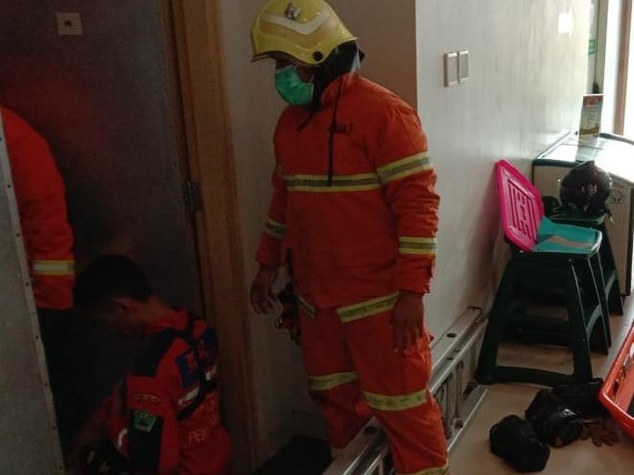 Teknisi Hotel Ibis Malang tewas terjepit lift. Teknisi senior dari hotel tersebut mengalami kecelakaan kerja saat melakukan perbaikan lift.