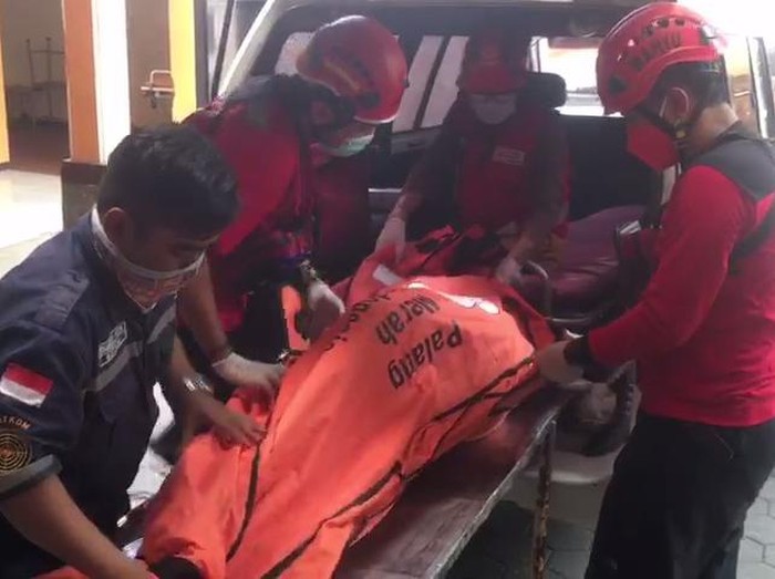 Teknisi Hotel Ibis Malang tewas terjepit lift. Teknisi senior dari hotel tersebut mengalami kecelakaan kerja saat melakukan perbaikan lift.
