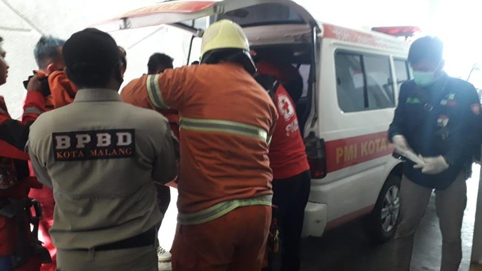 Teknisi Hotel Ibis Malang tewas terjepit lift. Teknisi senior dari hotel tersebut mengalami kecelakaan kerja saat melakukan perbaikan lift.