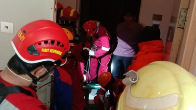 Foto-foto Evakuasi Teknisi Hotel di Malang yang Terjepit Lift