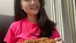 10 Pose Imut Felicia Tissue Saat Rayakan Ulang Tahun dan Makan Bersama