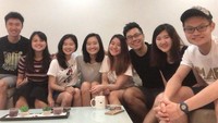 Semasa kuliahnya, Felicia dan teman-temannya juga sering berkumpul bersama. Mulai dari main werewolf hingga masak dan makan malam bersama. Foto: Instagram/feliciatissue