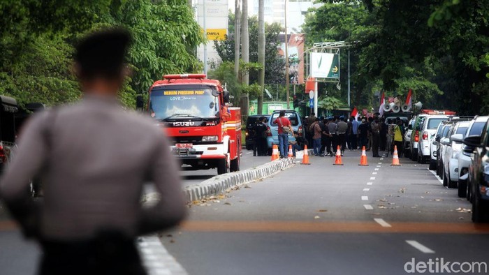 Gedung Merah Putih KPK, Jakarta, dijaga ketat oleh aparat dari TNI-Polri serta Satpol PP. Di lokasi juga terpantau kendaraan lapis baja barracuda dan kawat berduri disiagakan di lokasi.