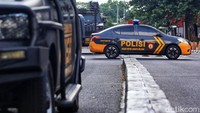 Petugas kepolisian menutup akses jalan Kuningan Persada, Jakarta Selatan, tepatnya di depan Gedung Merah Putih