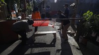 Warga menutup gang menuju permukiman warga di RT 03 RW 03 Cilangkap, Jakarta Timur.