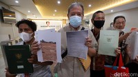 Guru Besar IPB Prof Ing Mokoginta bersama para korban mafia tanah mendatangi Bareskrim Mabes Polri, Jakarta,  Jumat (28/5/2021).