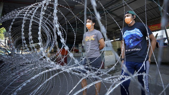 Kasus COVID-19 Terus Melonjak Malaysia Bakal Lockdown Kasus COVID-19 di Malaysia kini semakin mengkhawatirkan. Per Kamis (27/5/2021) kemarin, peningkatan meroket sebanyak 7.857 kasus.