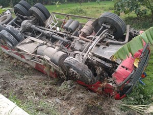 Viral Video Detik-detik Mengerikan Truk Pertamina Terguling di Madiun