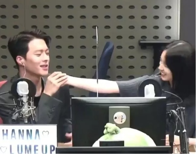 Jang Ki Yong terlihat memegang tangan Hyeri dalam acara radio ‘Kang Han Nas Volume Up’. Saking mesranya, sang aktris diduga telah putus dari kekasihnya Ryu Jun Yeol. Foto: dok. KBS Cool FM