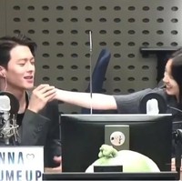 Jang Ki Yong terlihat memegang tangan Hyeri dalam acara radio ‘Kang Han Nas Volume Up’. Saking mesranya, sang aktris diduga telah putus dari kekasihnya Ryu Jun Yeol. Foto: dok. KBS Cool FM