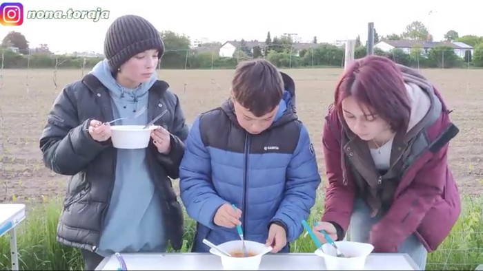 Seru! Keluarga di Jerman Ini Cicipi Bakso Aci Khas Indonesia