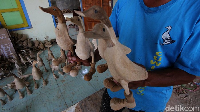 Kerajinan Miniatur Bebek Asal Klaten Ini Tembus Inggris hingga AS Lho Sebuah industri rumahan di Desa Jambu Kulon, Klaten, Jawa Tengah, memproduksi kerajinan mniatur bebek. Tak main-main, kerajinan ini bahkan tembus ke pasar Inggris.