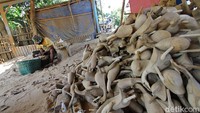 Dalam satu hari perajin di rumah industri tersebut mampu menyelesaikan 200 bebek.