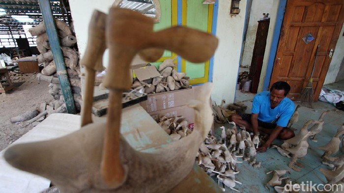 Kerajinan Miniatur Bebek Asal Klaten Ini Tembus Inggris hingga AS Lho Sebuah industri rumahan di Desa Jambu Kulon, Klaten, Jawa Tengah, memproduksi kerajinan mniatur bebek. Tak main-main, kerajinan ini bahkan tembus ke pasar Inggris.