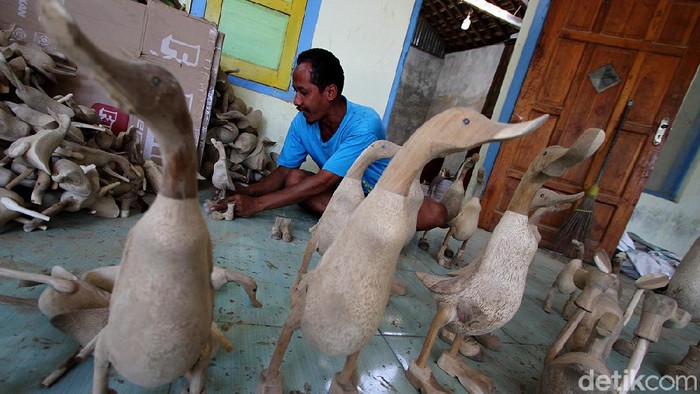 Sebuah industri rumahan di Desa Jambu Kulon, Klaten, Jawa Tengah, memproduksi kerajinan mniatur bebek. Tak main-main, kerajinan ini bahkan tembus ke pasar Inggris.