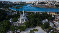 Selain itu juga ada Masjid Abu Ayyub Al-Anshari atau Eyüp Sultan Mosque yang terletak di distrik Eyüp Istanbul. Getty Images/Burak Kara  