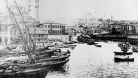 Kota paling maju di benua biru itu akhirnya runtuh juga. Setelah 8 pekan dikepung, pasukan Turki Ottoman di bawah komando Muhammad Al-Fatih alias Mehmed II berhasil menaklukkan Konstantinopel. Pada 29 Mei 1453, tepat hari ini 568 tahun lalu, ibu kota Kekaisaran Bizantium atau Romawi Timur itu jatuh, Konstantinus XI selaku raja pun terbunuh, dan lahirlah cikal-bakal Istanbul. Getty Images/Hulton Archive  