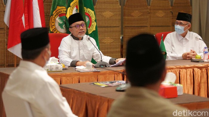 LDII Terima Wakil Ketua MPR Zulkifli Hasan Wakil ketua MPR Zulkifli Hasan bertemu dengan Ketua Umum Lembaga Dakwah Islam Indonesia KH Chriswanto Santoso di DPP LDII, Jakarta, Jumat (28/5/2021). Pertemuan ini mambahas tentang situasi perkembangan isu sosial, ekonomi dan politik bangsa dan negara.