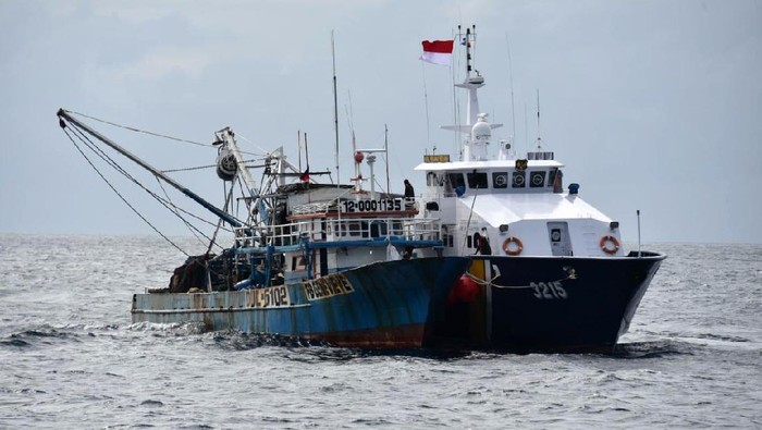 Maling Ikan, Kapal Filipina Kena Ciduk Upaya penjagaan kedaulatan pengelolaan perikanan terus dilakukan Kementerian Kelautan dan Perikanan (KKP) di era Menteri Sakti Wahyu Trenggono. Kali ini operasi Kapal Pengawas Perikanan di Laut Sulawesi berhasil menangkap dua lagi kapal pelaku illegal fishing.