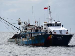 Detik-detik Kapal Pencuri Ikan Malaysia Melawan saat Hendak Ditangkap