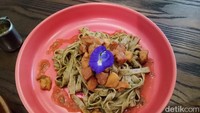 Ada Fettuccine Pesto dengan topping ayam bawang yang dibanderol seharga Rp 70.000. Begitu disajikan aroma bawang putihnya tercium wangi sedap yang berasal dari topping ayam bawangnya. Foto: detikcom/Riska Fitria