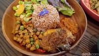 Seporsi nasi rames di sana dibanderol dengan harga Rp 60.000. Porsinya mengenyangkan, disajikan dengan lauk ayam goreng serundeng, tempe orek, sambal dan lalapan. Foto: detikcom/Riska Fitria