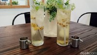 Untuk minumannya tersedia Flower Tea yang dibanderol dengan harga Rp 30.000. Teh artisan tersebut disajikan dengan bunga chamomile Foto: detikcom/Riska Fitria