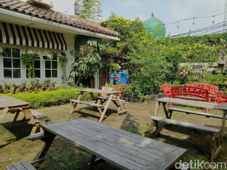 Sejuknya Makan Sehat di Mandira Garden yang Asri