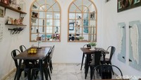 Sementara untuk area indoornya dilengkapi dengan AC dan didominasi warna putih. Selain itu, juga dilengkapi dengan quote-quote menarik. Foto: detikcom/Riska Fitria