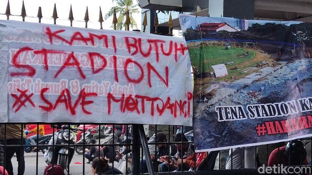 Massa suporter PSM Makassar menggeruduk kantor Gubernur Sulsel.