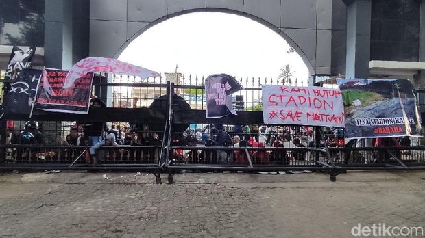 Massa suporter PSM Makassar menggeruduk kantor Gubernur Sulsel.