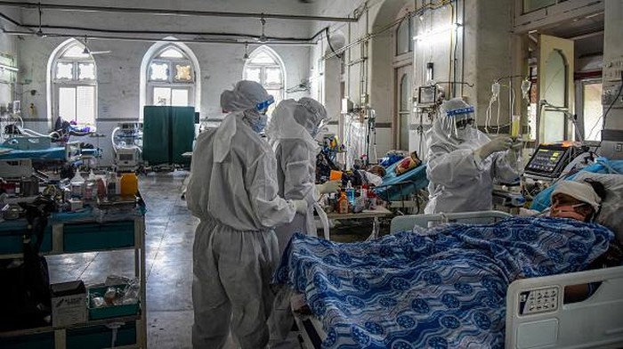Mengintip Bangsal ICU COVID-19 di India MUMBAI, INDIA - MAY 27: A patient who has Covid-19 sits on his bed in an ICU ward at the government-run St. George hospital on May 27, 2021 in Mumbai, India. Indias prolonged and devastating wave of Covid-19 infections has gripped cities and overwhelmed health resources. (Photo by Fariha Farooqui/Getty Images)