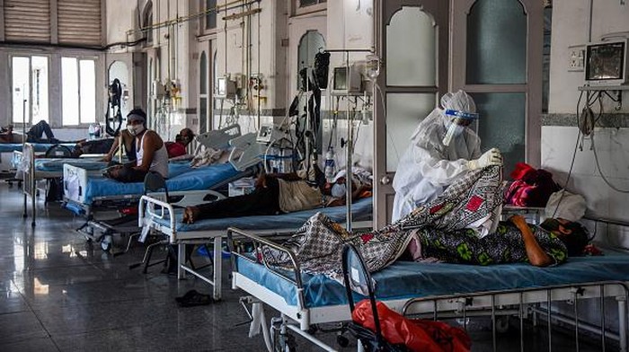 Mengintip Bangsal ICU COVID-19 di India MUMBAI, INDIA - MAY 27: A patient who has Covid-19 sits on his bed in an ICU ward at the government-run St. George hospital on May 27, 2021 in Mumbai, India. Indias prolonged and devastating wave of Covid-19 infections has gripped cities and overwhelmed health resources. (Photo by Fariha Farooqui/Getty Images)