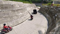 Jalan menuju sabo dam yang baru dibuat berkelok, kemudian saat berjalan seolah berada di lubang.