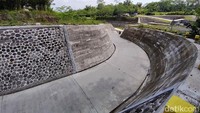 Keberadaan jalan berkelok di sabo dam yang baru inilah sempat viral di media sosial. 