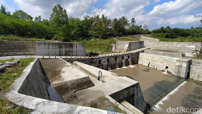 Mengunjungi Sabo Dam Nglumut Magelang Salah satu bangunan Sabo Dam Nglumut di Kabupaten Magelang, Jawa Tengah, sempat viral di medsos. Bangunan ini mendadak menjadi ramai dikunjungi orang.