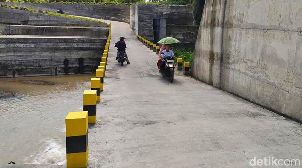 Adapun Sabo Dam di Desa Nglumut ada dua, yang pertama dibangun sekitar tahun 2012. Kemudian, yang baru jadi pada Desember 2020. Adapun Sabo Dam di Desa Nglumut ada dua, yang pertama dibangun sekitar tahun 2012. Kemudian, yang baru jadi pada Desember 2020.