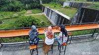 Bumdes Nglumut Sejahtera melakukan pengelolaan di Taman Sabo Dam Nglumut yang merupakan bangunan dam pertama. Untuk di lokasi ini ada gazebo dan taman. Selain itu, ada bangunan untuk panggung.